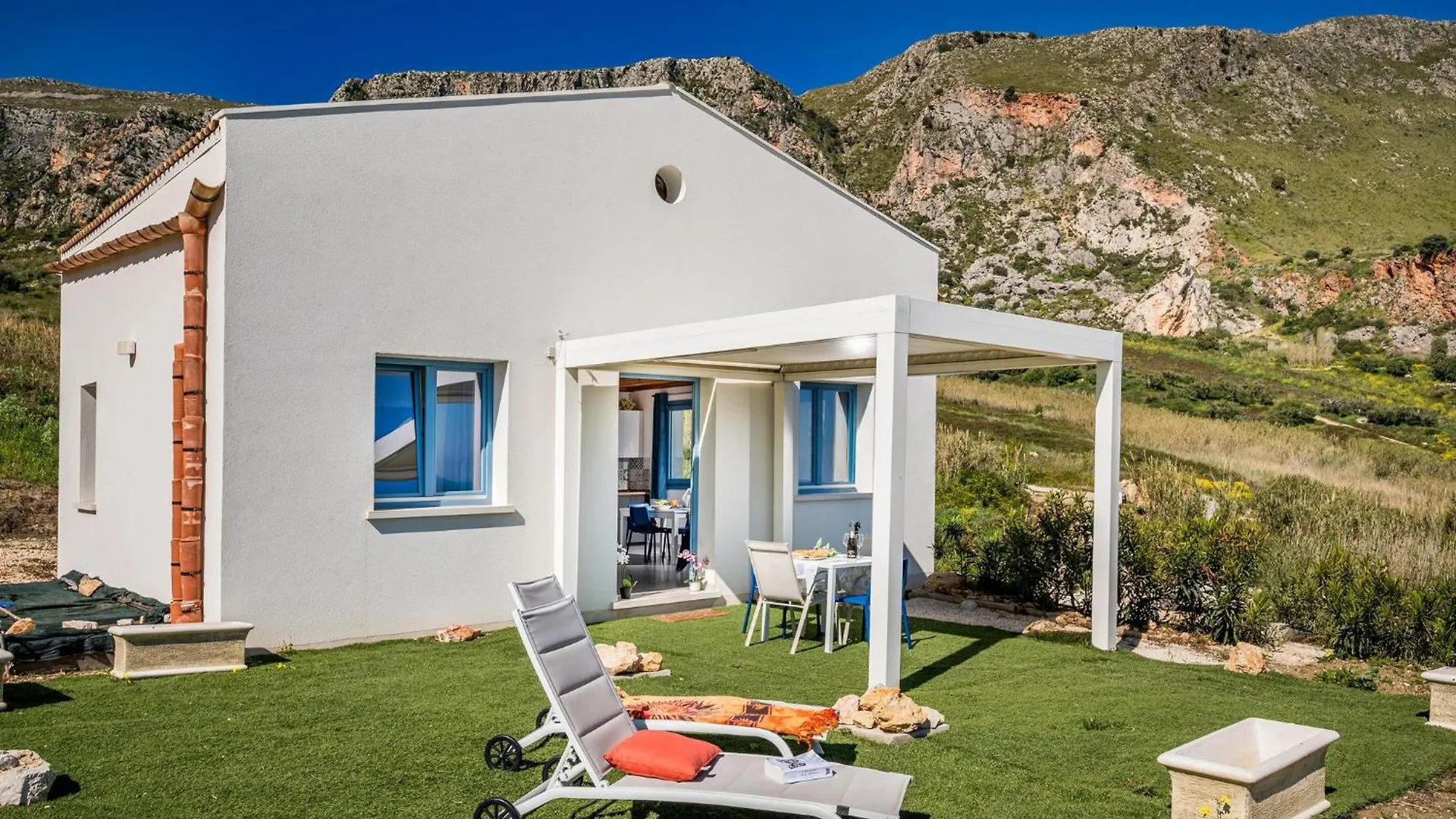 Villa Holidays In Torre Bennistra Скопелло